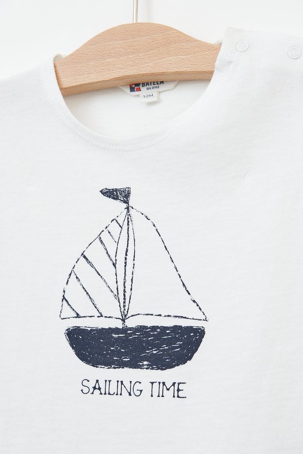 Pienten t-paita purjeveneen kuvalla